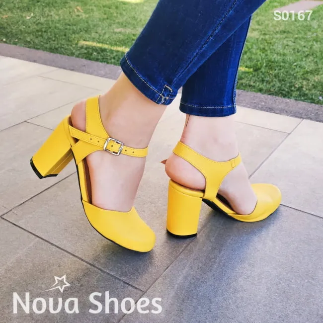 Zapatos cerrados de enfrente y descubierto de los costados
